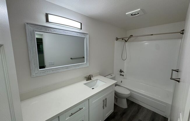 2 beds, 1 bath, 902 sqft, $2,185, Unit H304