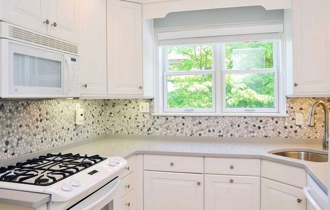 Sassy on Sangamore - 3 BED + 2 FB Av. Early July 2025