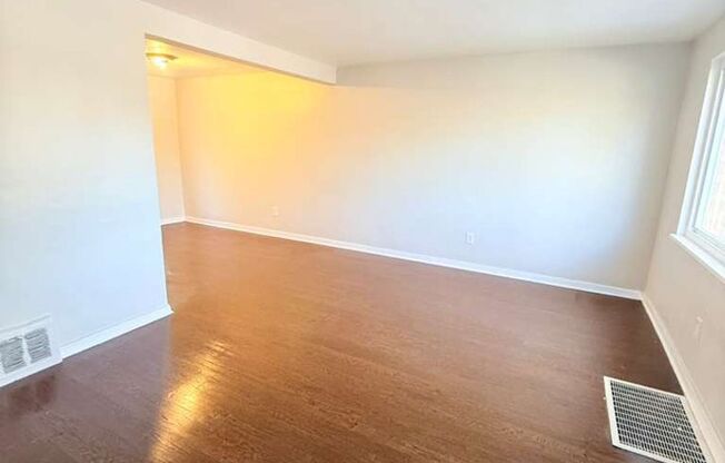 2 Bedroom / 1 Bathroom House in Quiet Neighborhood