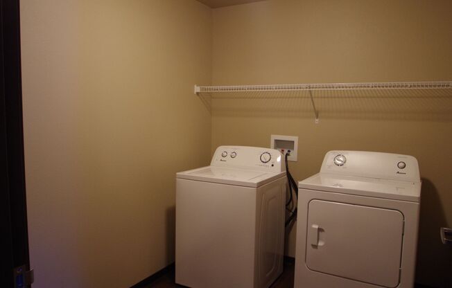 2 beds, 2 baths, 976 sqft, $1,525, Unit 3203