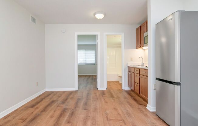 RENT NOW and receive the rest of NOVEMBER FREE! Reduced Security Deposit available for qualified applicants! Beautiful 1bed/1bath Apartment located in The Hourglass District in Orlando!!