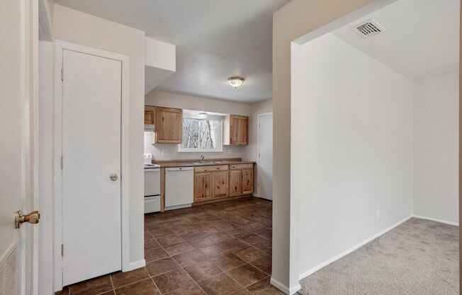 2 beds, 1 bath, 700 sqft, $945, Unit 9002