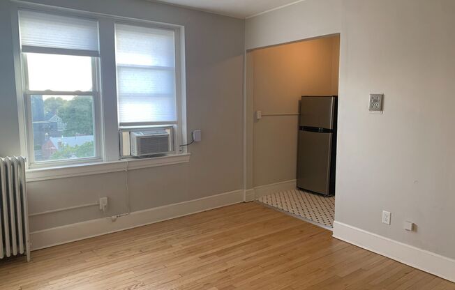 Studio, 1 bath, 300 sqft, $1,550, Unit Unit 611