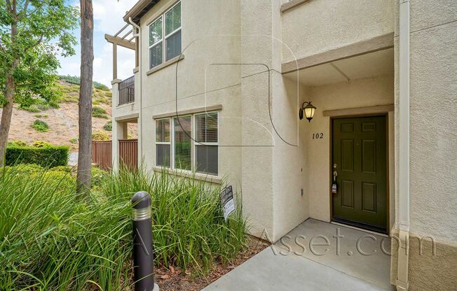 Charming 3 Bedroom/2.5 Bath Townhouse In Lake Elsinore!