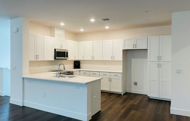 2 beds, 2 baths, $2,395, Unit # 28101