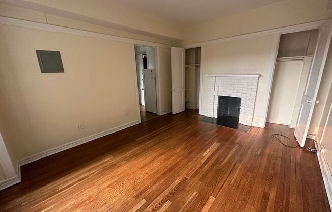 Studio, 1 bath, 295 sqft, $835, Unit Old King Edward 351