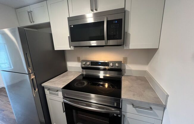 Renovated Top-Floor Condo in Prime Kirkland (Kingsgate) Location!