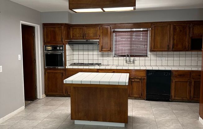 3 Bed/2 Bath SE Bakersfield Home with Deposit Free Option