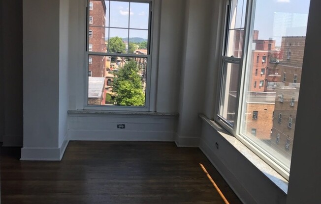 2 beds, 2 baths, 1,585 sqft, $2,325, Unit Old King Edward 67
