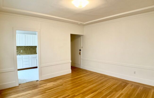 Top Floor Studio. Parking Available! High Ceilings! Great Location!