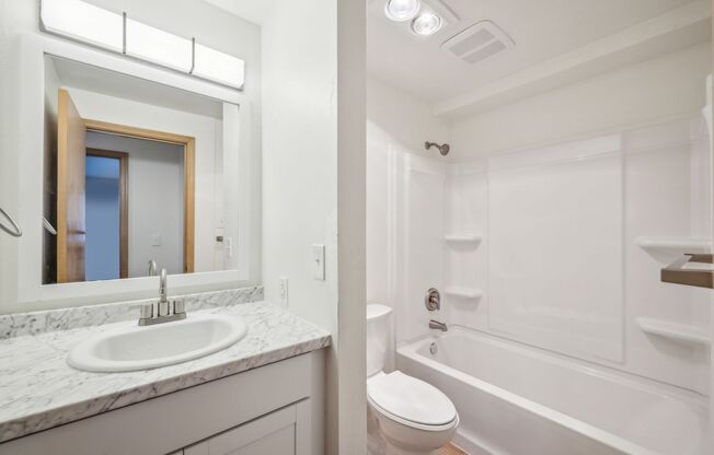 2 beds, 1 bath, 900 sqft, $1,595, Unit 16