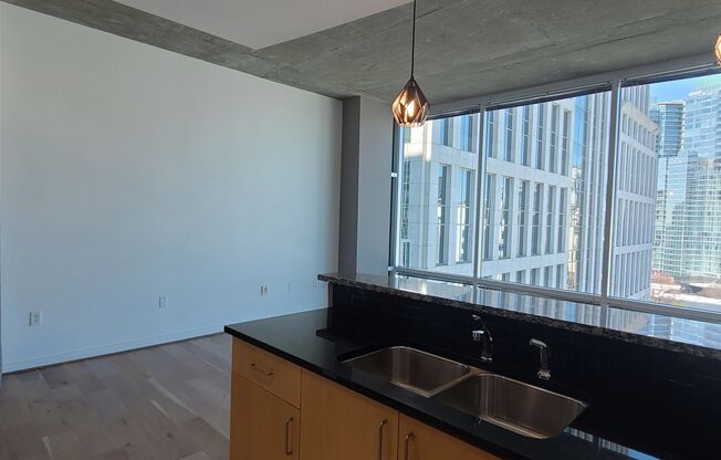 Modern Corner Unit 1BR Condo in Midtown with Skyline Views
