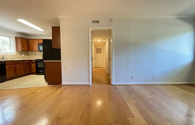 Sweet Spot in Carrboro! Inviting, updated 3br 2ba condo...Walk to Weaver St. & minutes to UNC