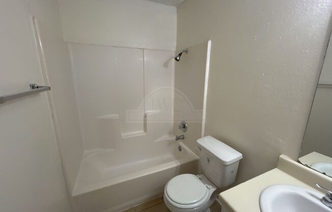 2 beds, 1 bath, $825, Unit 1906 Cedarhill Unit A