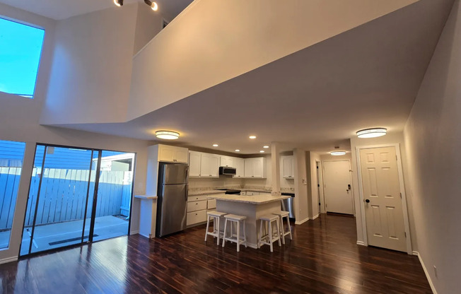 Beautifully Updated Bellevue Townhouse Minutes from Factoria Mall