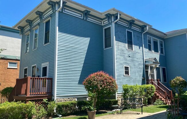 Fabulous 3 Bed / 2.5 Bath Townhouse in Downtown Oak Park! Water & 2 Parking Spaces INCLUDED!