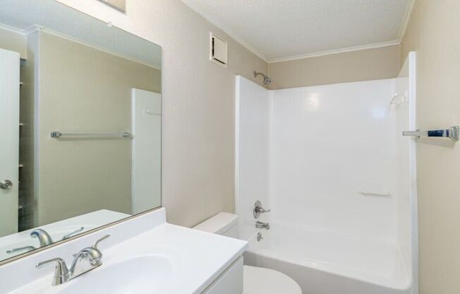 1 bed, 1 bath, 576 sqft, $950, Unit 11C