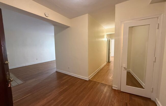 1 bed, 1 bath, 769 sqft, $1,475, Unit Old King Edward 44