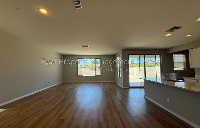 5618 N 87 DR