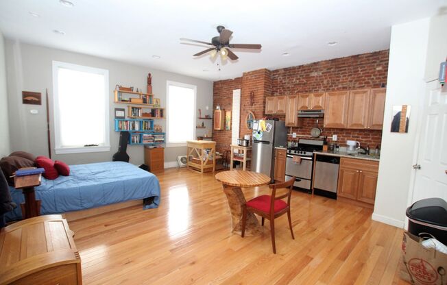 Fully renovated studio in Northern Liberties, blocks away from public transportation, stores, restaurants and bars.
