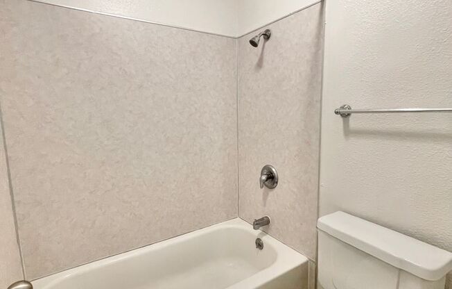 1 bed, 1 bath, $1,495, Unit R