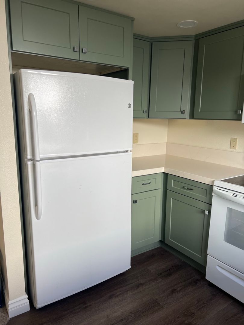 Meticulously maintained condo - 2 main bedroom suites - short distance to Tamarack Beach