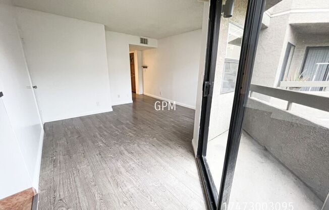 320 W Lomita Ave