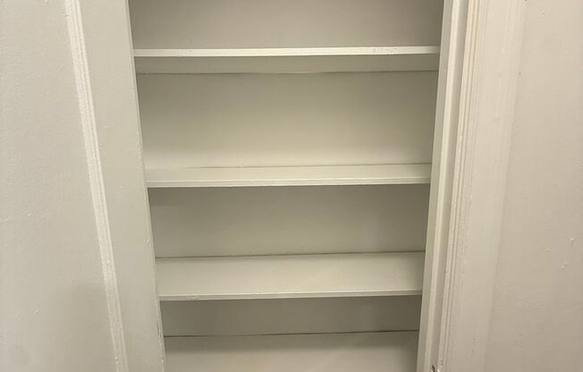 1 bed, 1 bath, 962 sqft, $1,510, Unit New King Edward  306