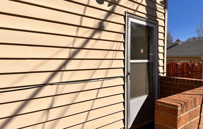 2 beds, 1 bath, 800 sqft, $1,695, Unit 509 7th St - Upper unit