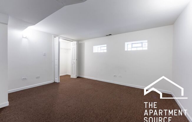 HUGE 4BR/2BA Duplex Close to Blue Line