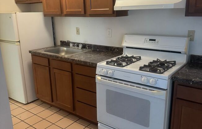 1 bed, 1 bath, $750, Unit 102