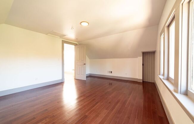 2524 Dwight