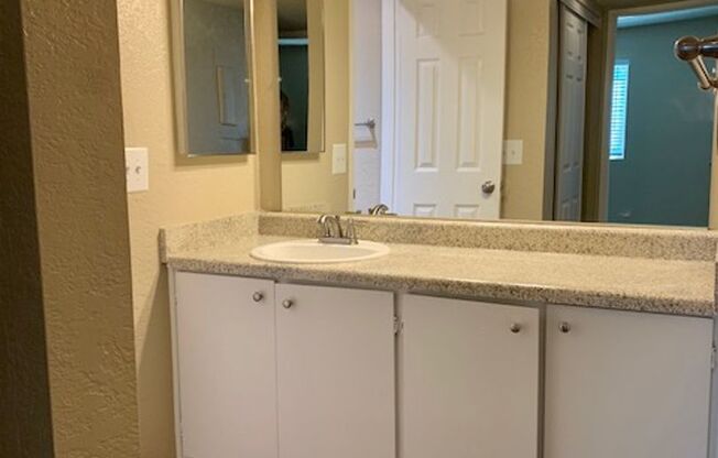 2 beds, 1 bath, 861 sqft, $1,700, Unit 13