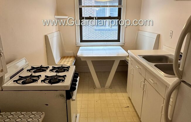 Front Facing 2nd floor Lakes Uptown Apartment, Blocks from Both Lakes, Hardwood Floors, One Month Free