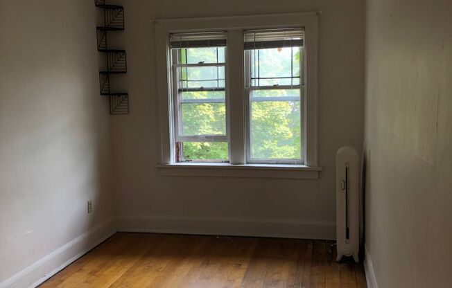 2 beds, 1 bath, 1,100 sqft, $1,225, Unit 11