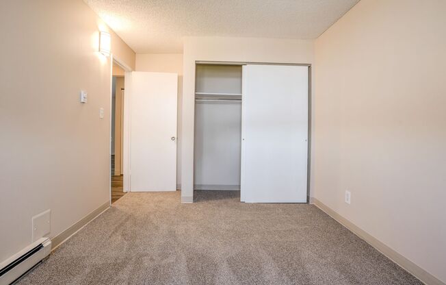 2 beds, 1 bath, 1,015 sqft, $1,565, Unit 182