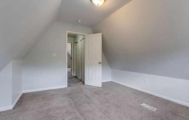 4 beds, 1.5 baths, $1,599, Unit Top