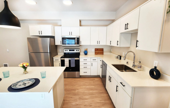 2 beds, 1 bath, 913 sqft, $1,900, Unit B-306