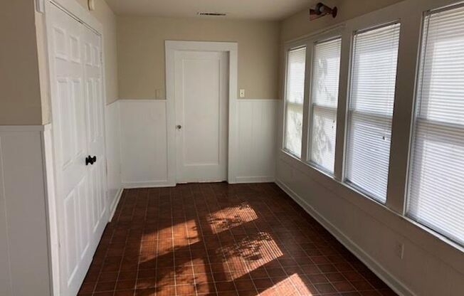 Charming 2/1 in Castle Heights area