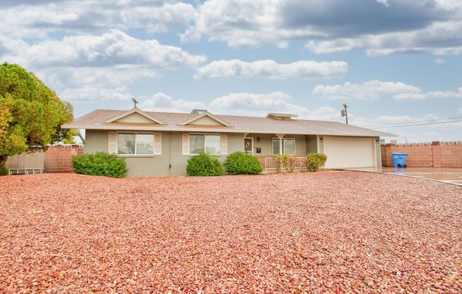 Newer Paint, Newer Flooring, POOL, close to GCU, Move in Ready for May 1st!!!