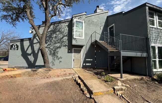 Spacious 2 story Unit near Richland College!