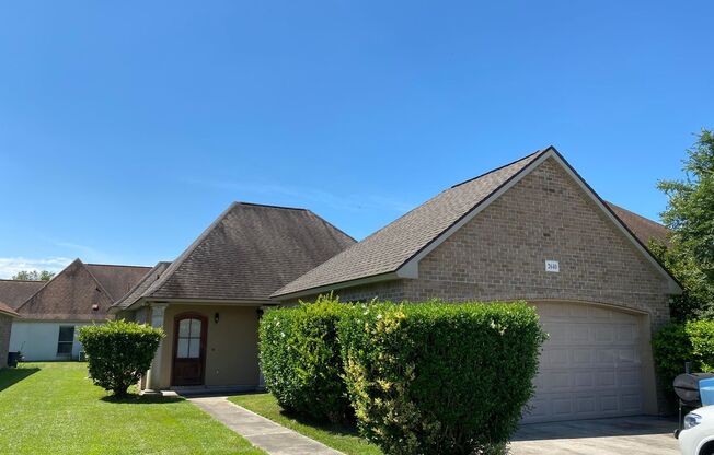 Beautiful 3/2 Home in The Settlement At Sandy Creek Subdivision in Zachary! Must See!!