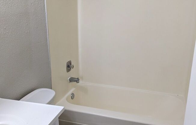 2 beds, 1 bath, 889 sqft, $1,295, Unit 33