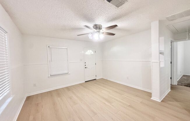 Adorable 2/1/1 Cottage in Angleton!!