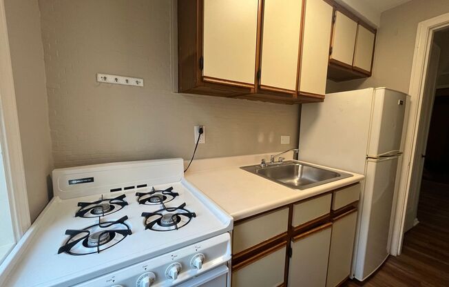 1 bed, 1 bath, $830, Unit 105