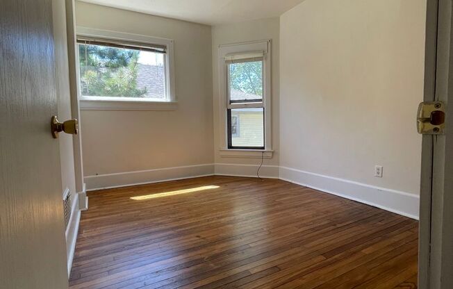 Beautiful 2 Bedroom Apt in Quiet Neighborhood