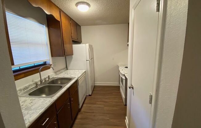 2 beds, 1 bath, 862 sqft, $1,250, Unit A