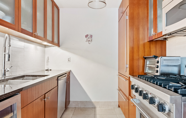 1 bed, 2 baths, 940 sqft, $7,200, Unit 903