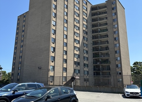 2 beds, 1 bath, 940 sqft, $2,400, Unit 8C