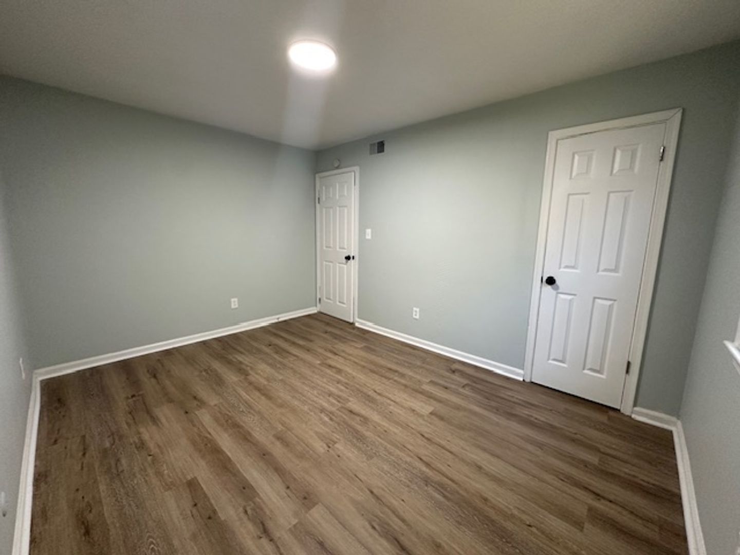 2 beds, 1 bath, 800 sqft, $1,175, Unit E1